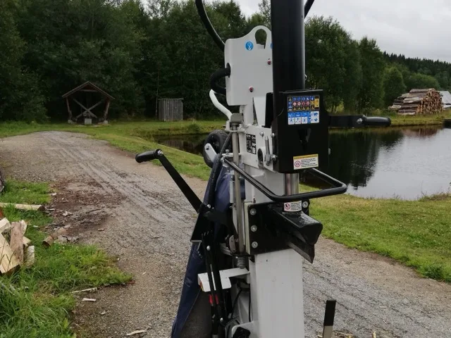 Hidraulikus fahasogató gép erdészeti telephelyen